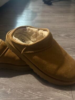 UGG Chestnut Suede Shearling Clog - Warm Brown